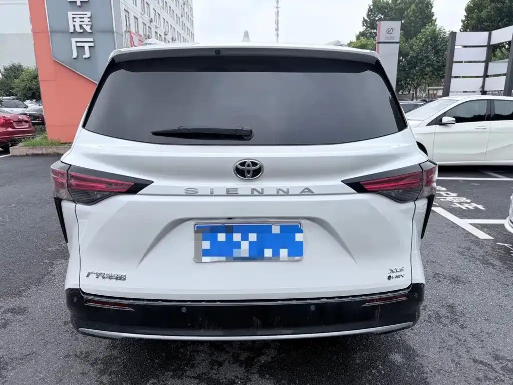 Toyota Sienna — фото 5