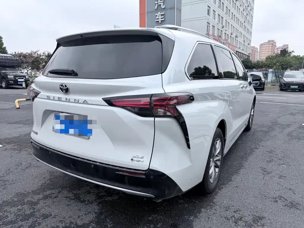 Toyota Sienna — фото 7