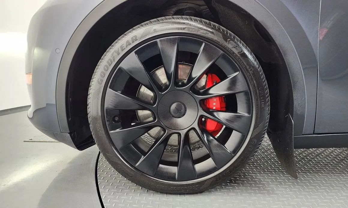 Tesla Model Y — фото 8