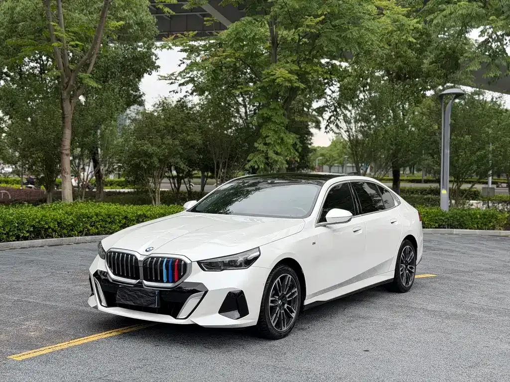 BMW 5 Series — фото 1