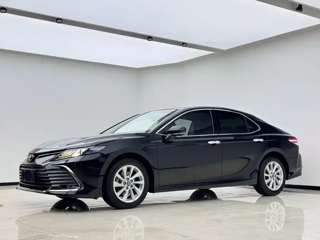 Toyota Camry — фото 1