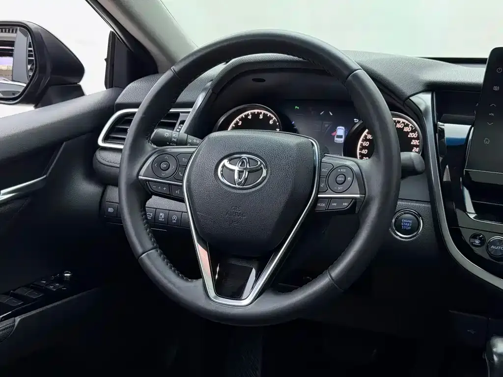 Toyota Camry — фото 9