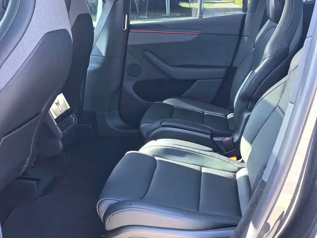 Tesla Model Y L — фото 4