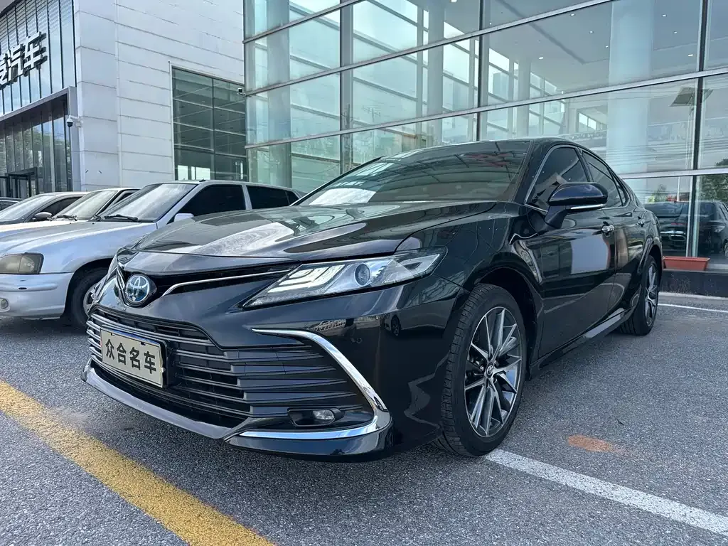 Toyota Camry — фото 1