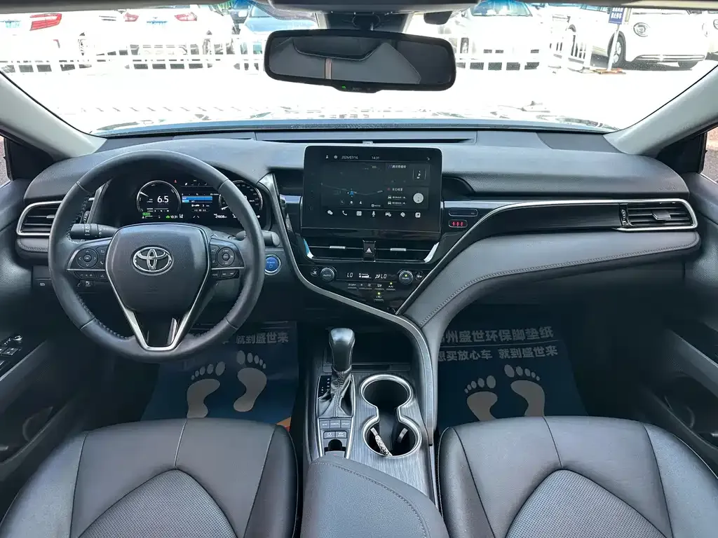 Toyota Camry — фото 2