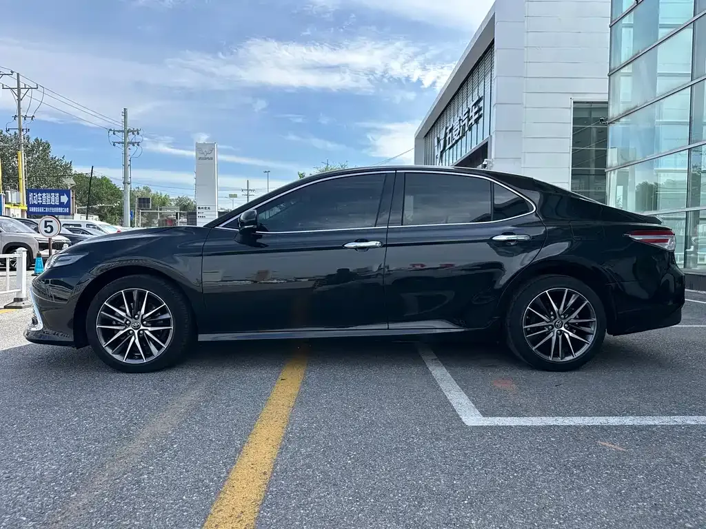 Toyota Camry — фото 8