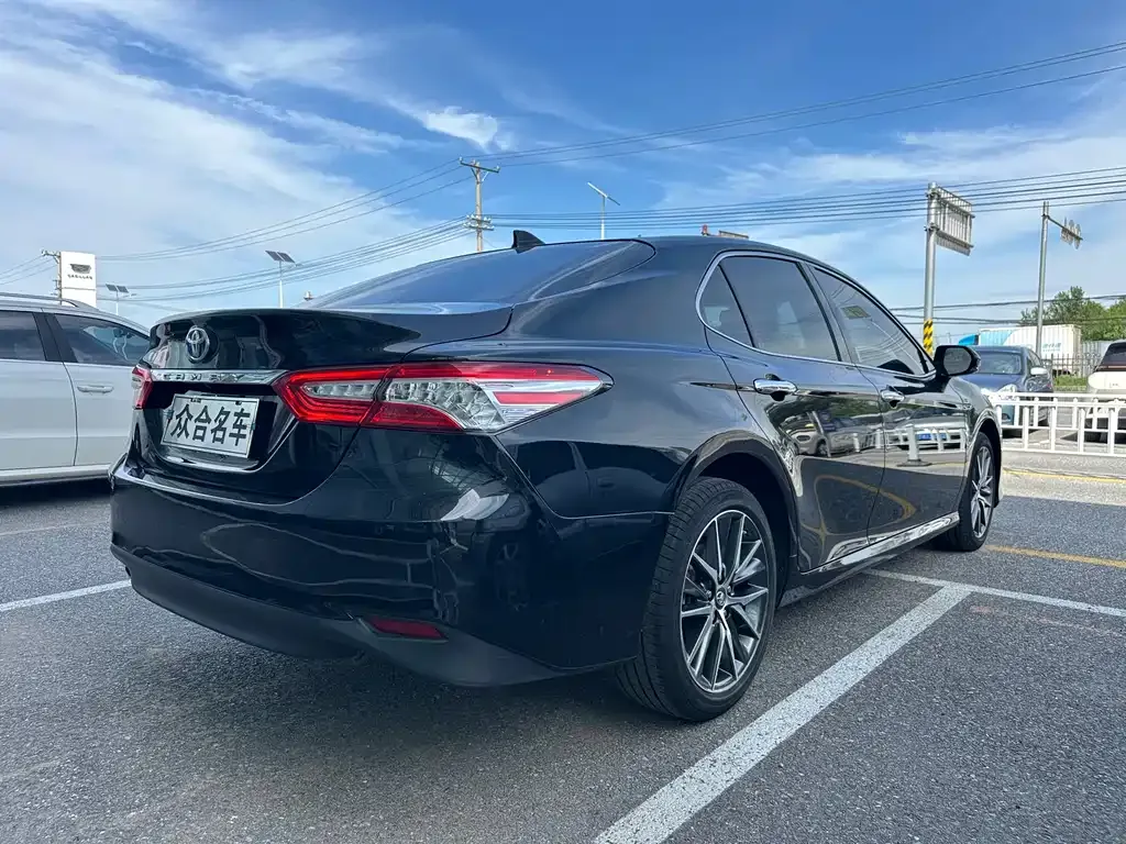 Toyota Camry — фото 5