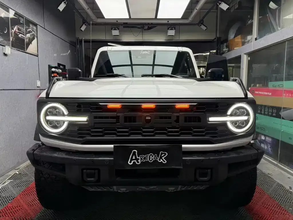 Ford Bronco — фото 1