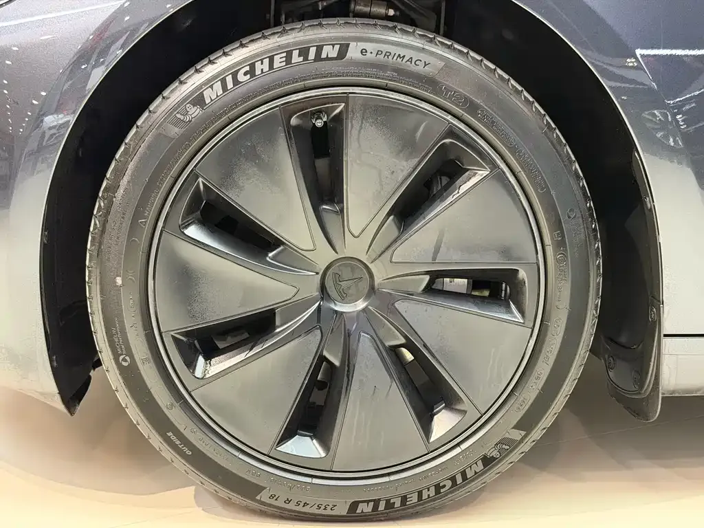 Tesla Model 3 — фото 8