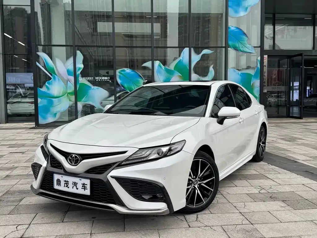 Toyota Camry — фото 1