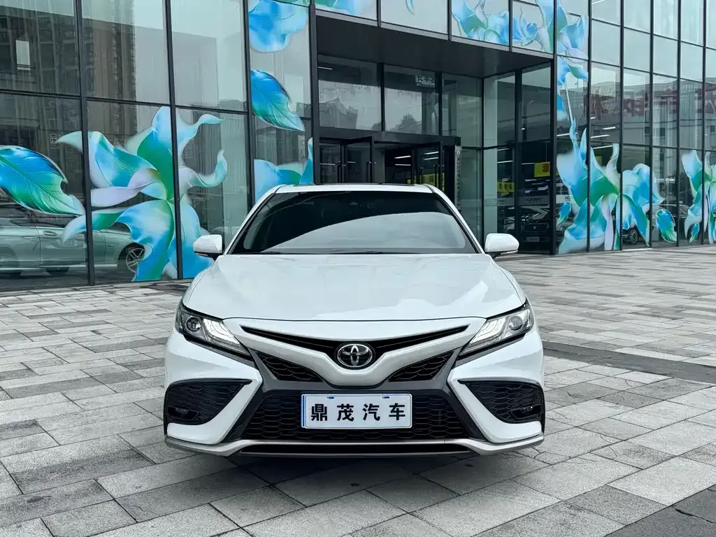 Toyota Camry — фото 2