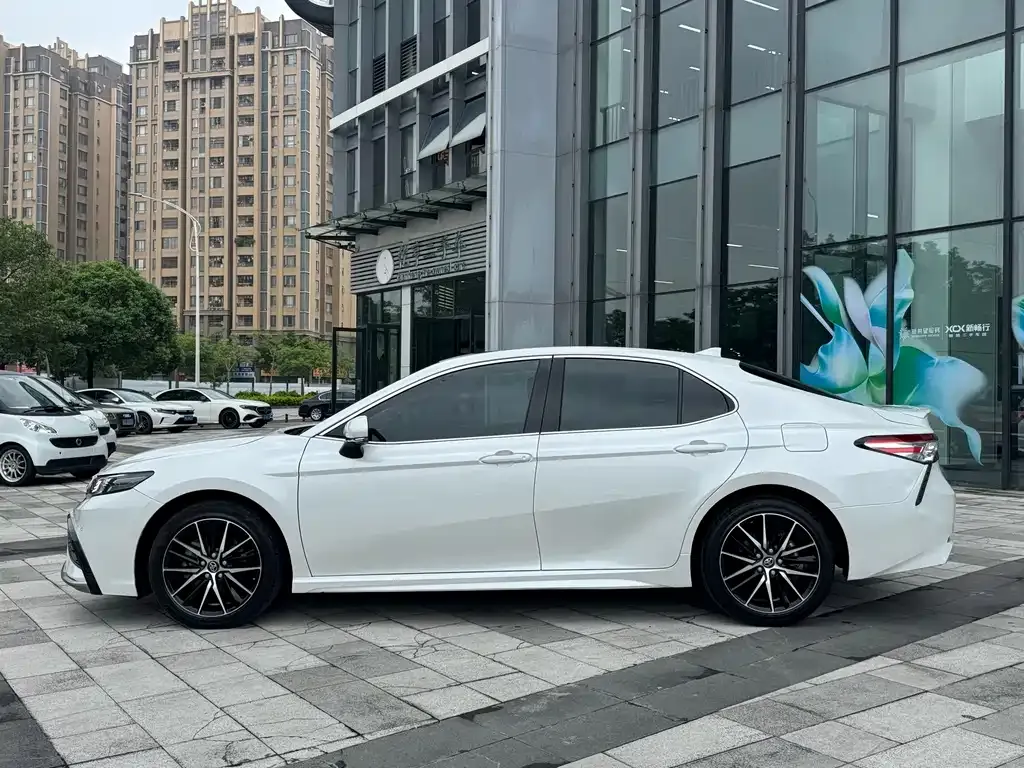 Toyota Camry — фото 3