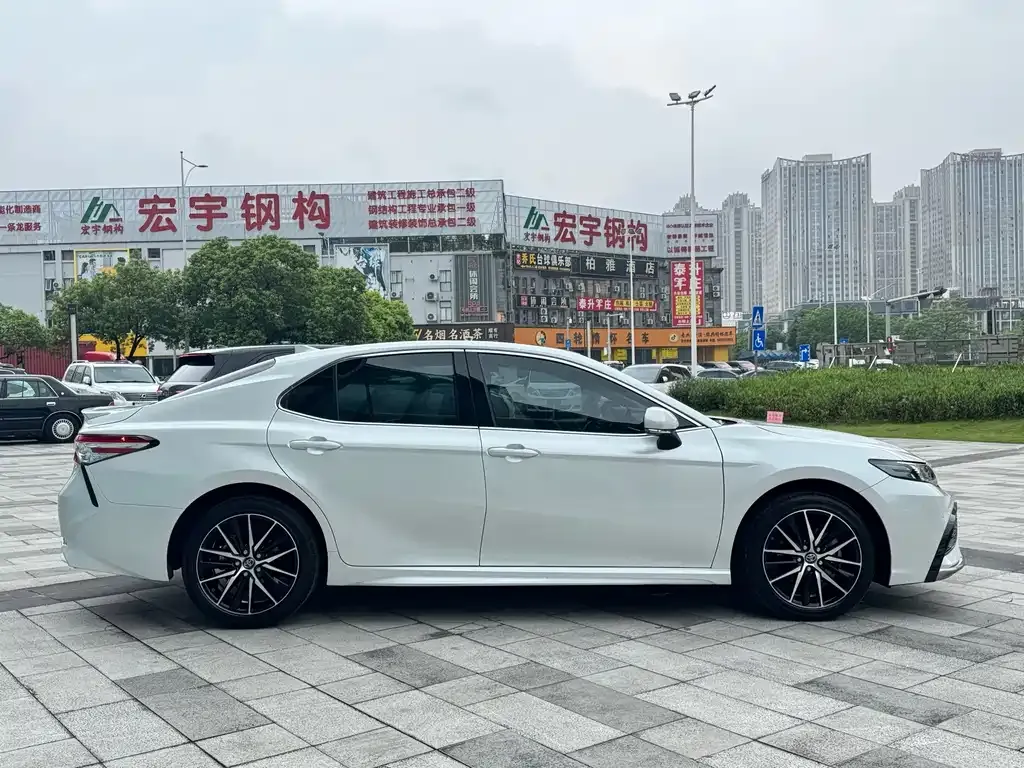 Toyota Camry — фото 6