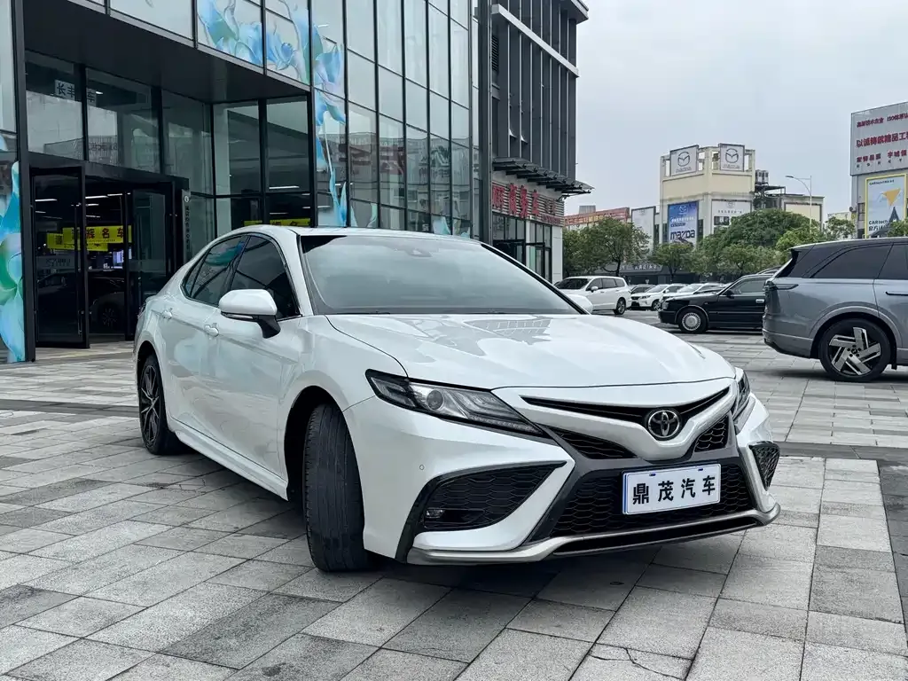 Toyota Camry — фото 4