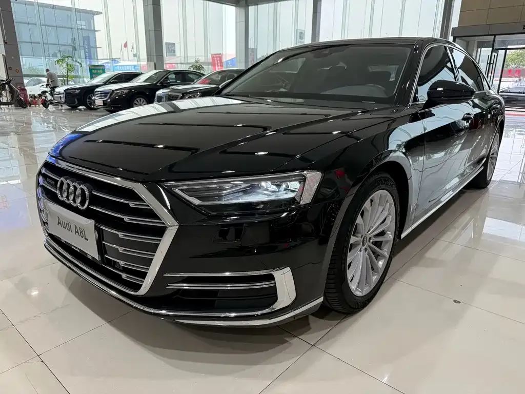 Audi A8 — фото 1
