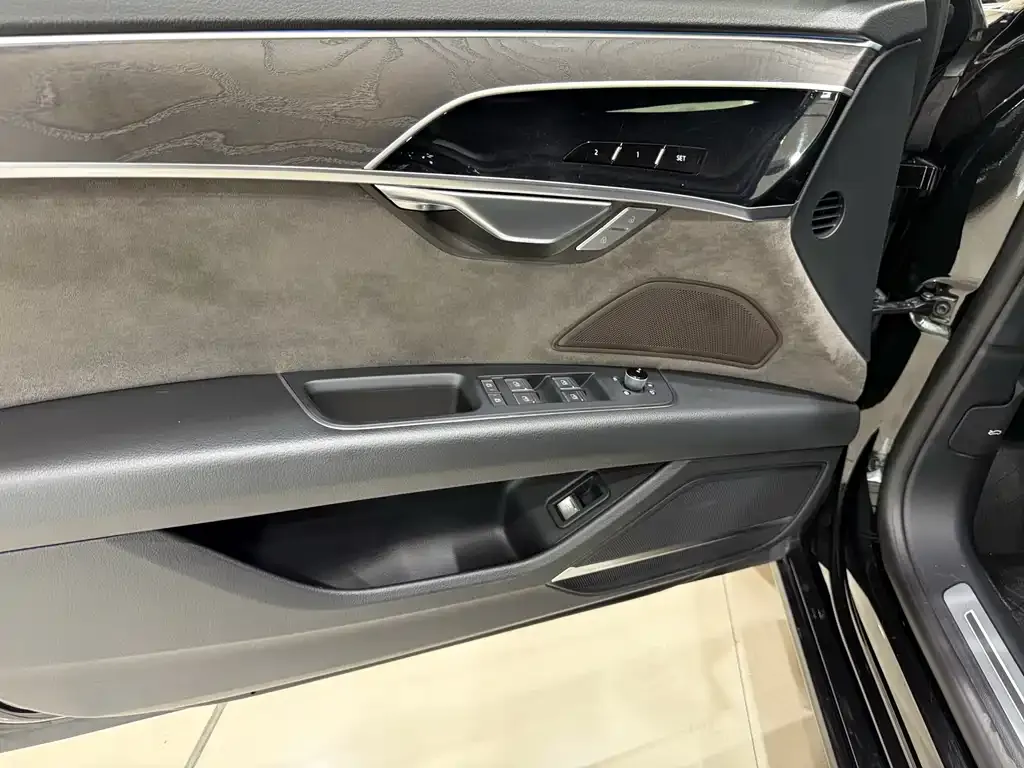 Audi A8 — фото 9