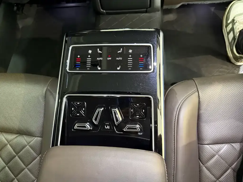 Audi A8 — фото 6