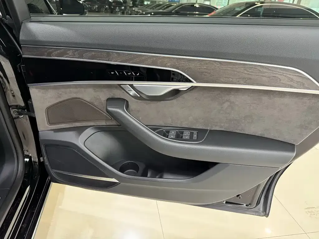 Audi A8 — фото 3