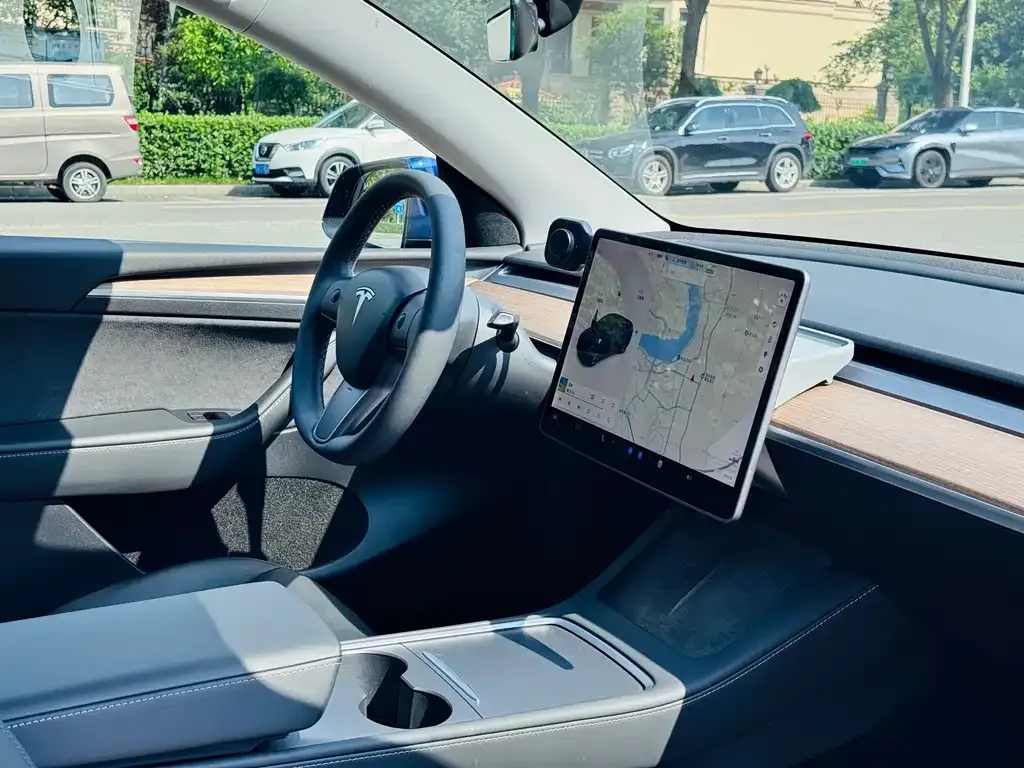 Tesla Model 3 — фото 4