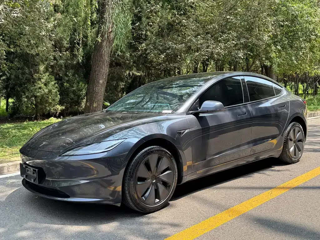 Tesla Model 3 — фото 1