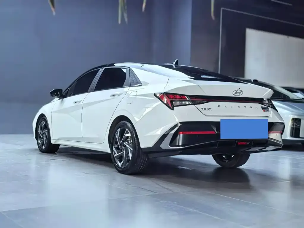 Hyundai Elantra — фото 2