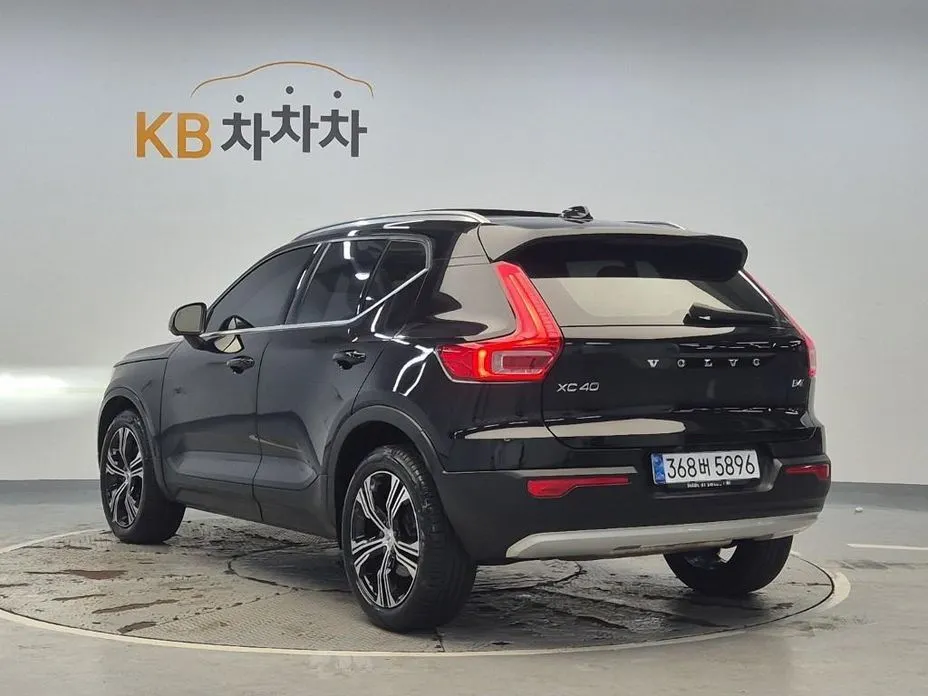 Volvo XC40 — фото 7