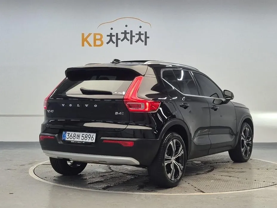 Volvo XC40 — фото 9