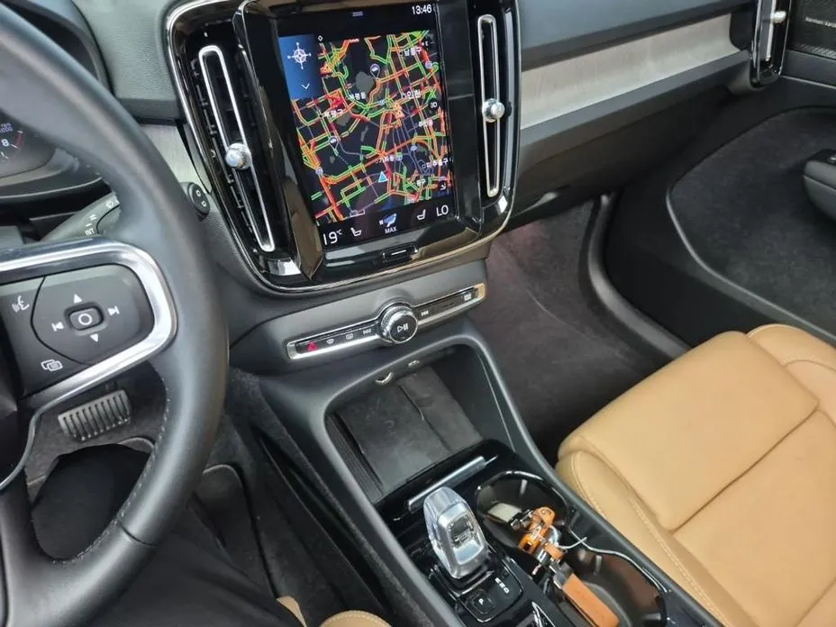 Volvo XC40 — фото 10