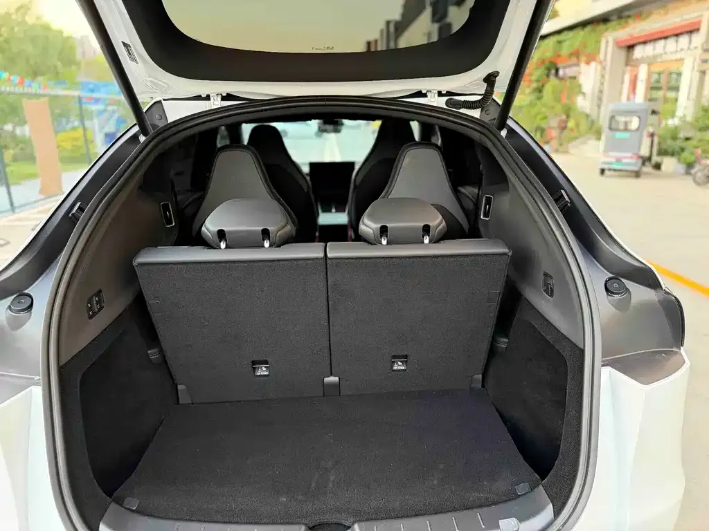 Tesla Model Y L — фото 9