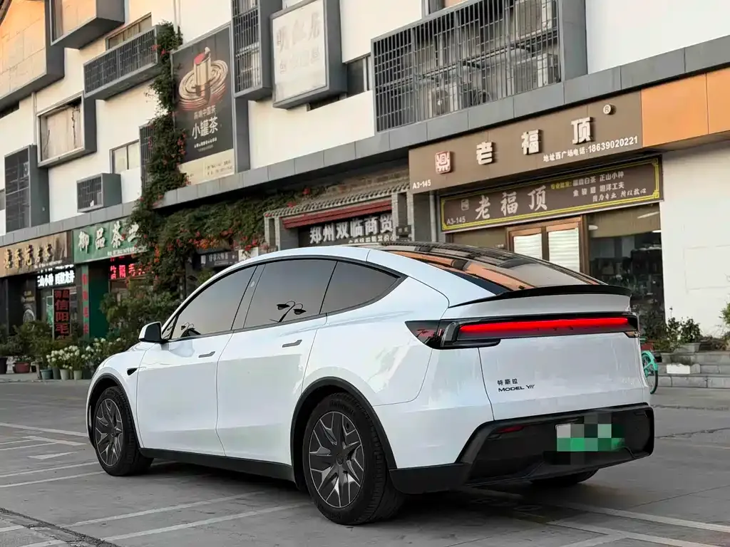 Tesla Model Y L — фото 4
