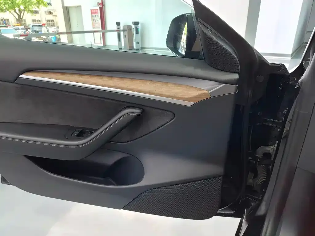Tesla Model 3 — фото 3