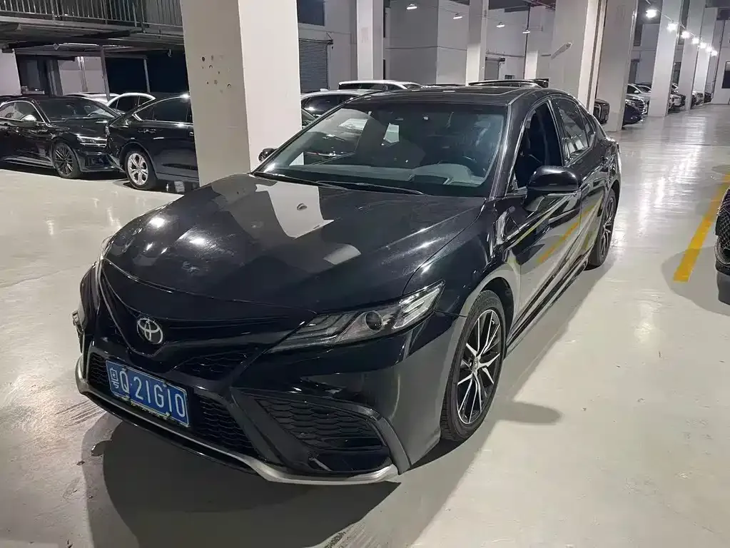 Toyota Camry — фото 1