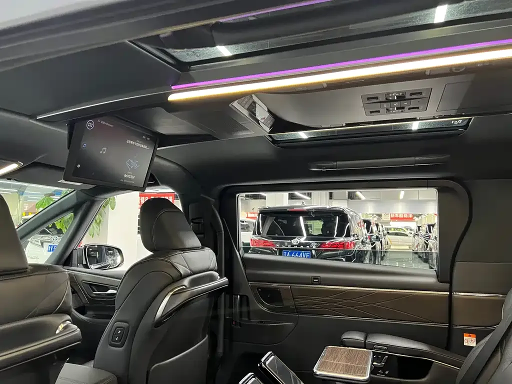 Toyota Alphard — фото 9
