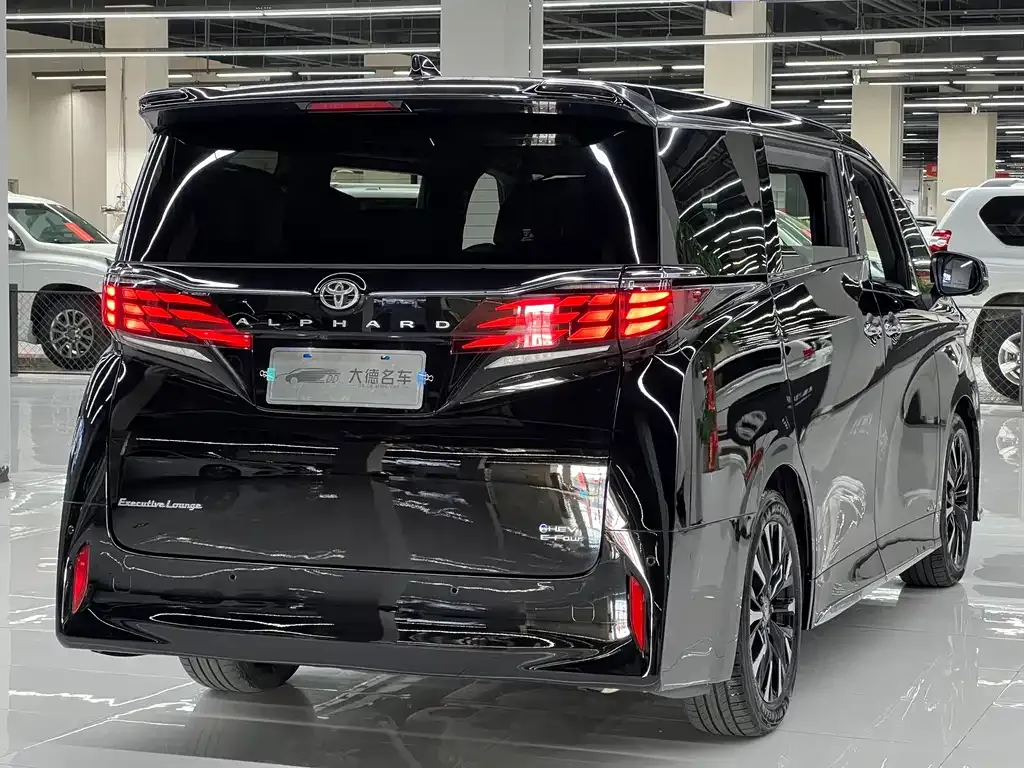 Toyota Alphard — фото 6