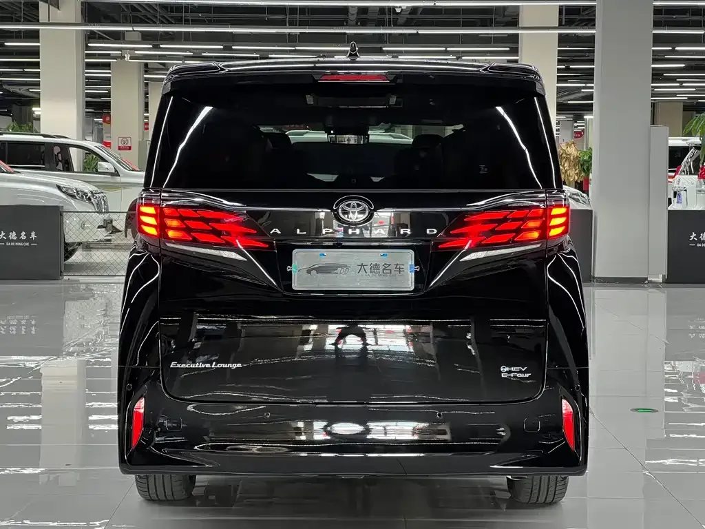Toyota Alphard — фото 7