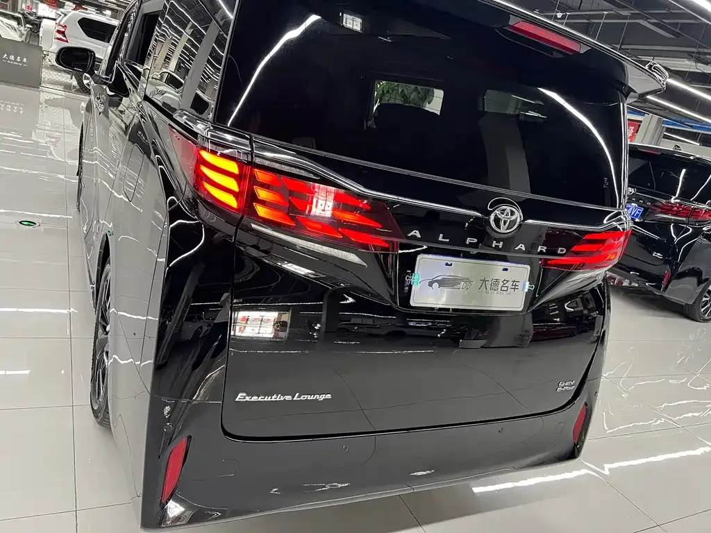 Toyota Alphard — фото 10