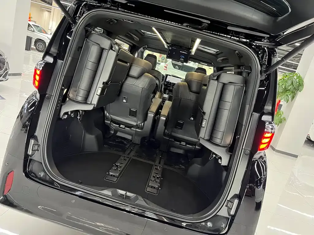Toyota Alphard — фото 5