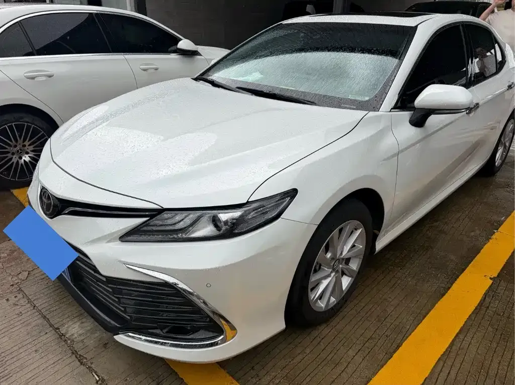 Toyota Camry — фото 1