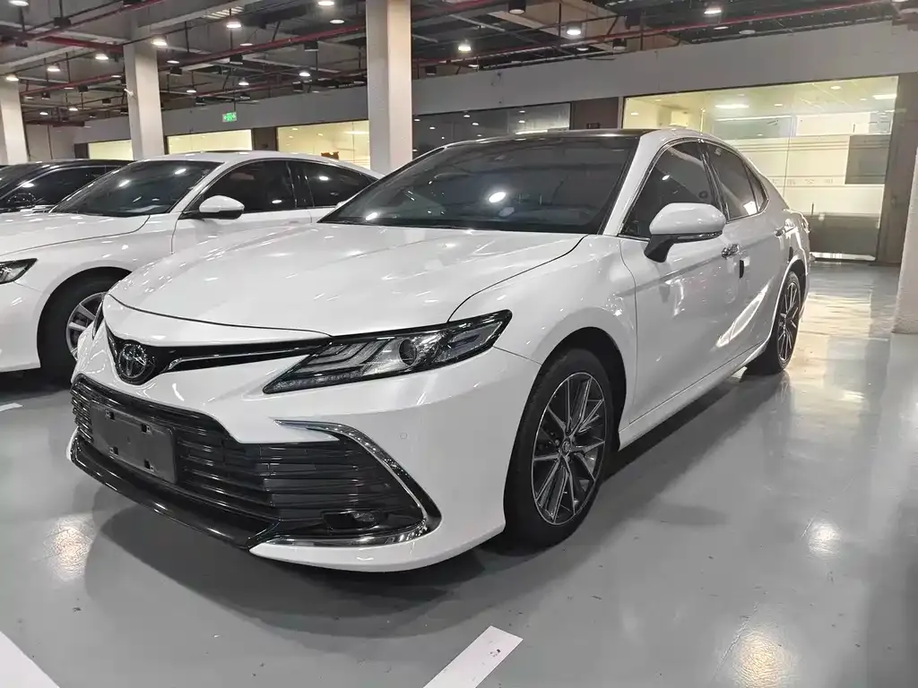 Toyota Camry — фото 1