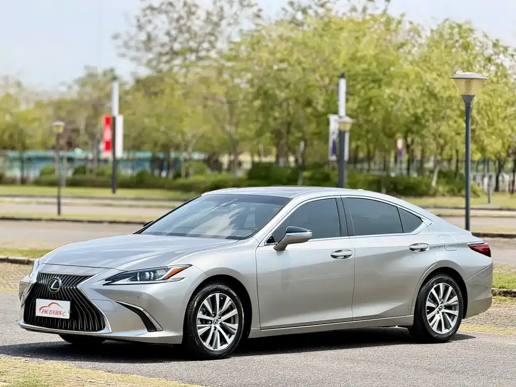 Lexus ES — фото 1