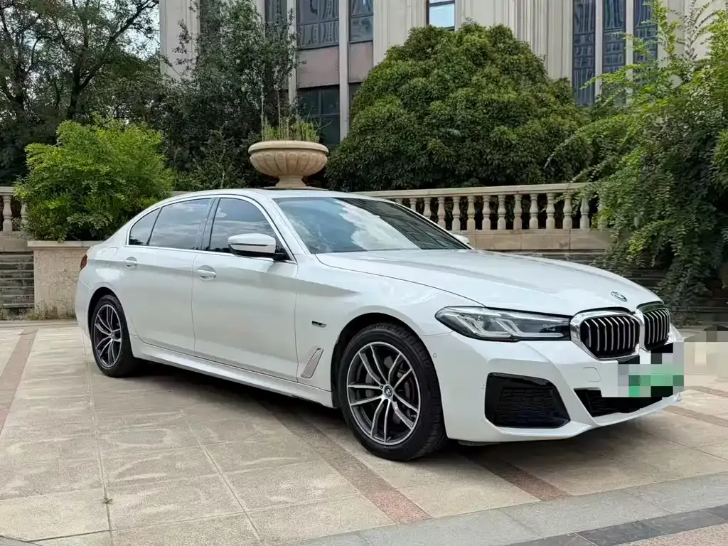 BMW 5 Series — фото 1