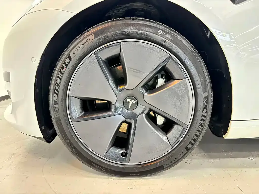 Tesla Model 3 — фото 8