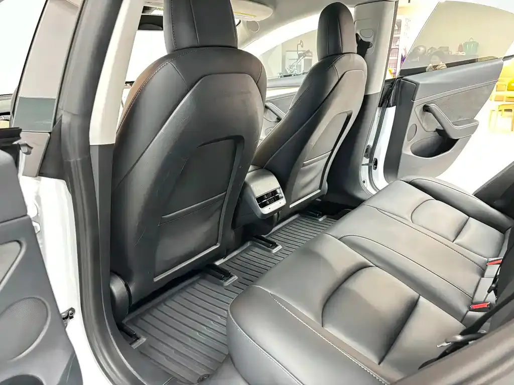 Tesla Model 3 — фото 10