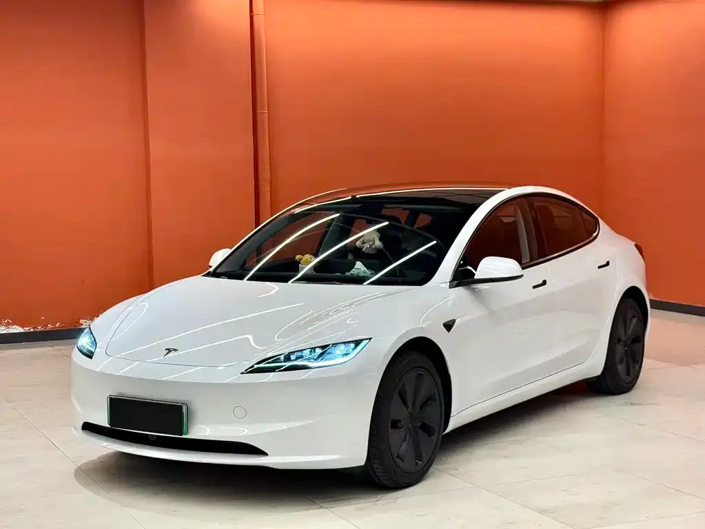 Tesla Model 3 — фото 1