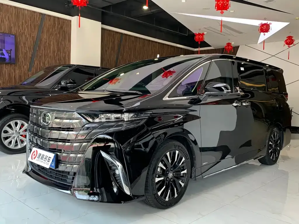 Toyota Alphard — фото 1
