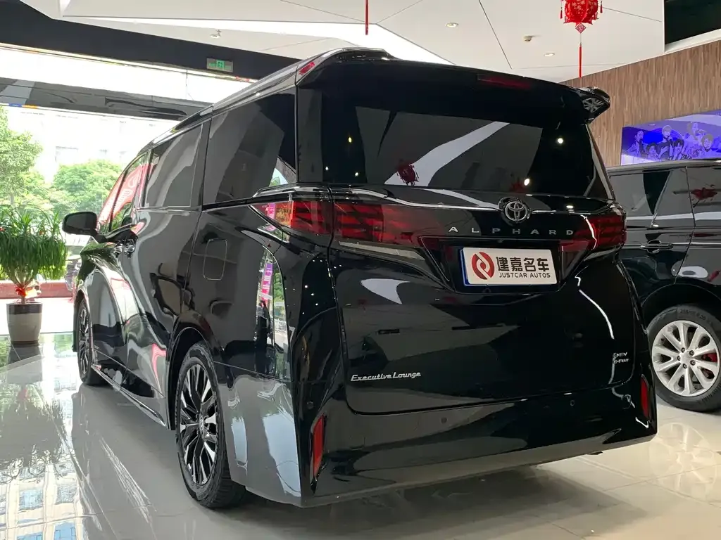 Toyota Alphard — фото 3