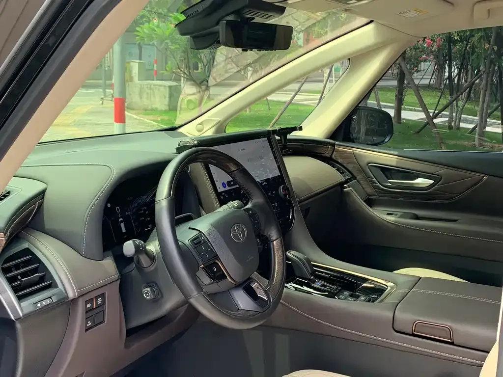 Toyota Alphard — фото 2