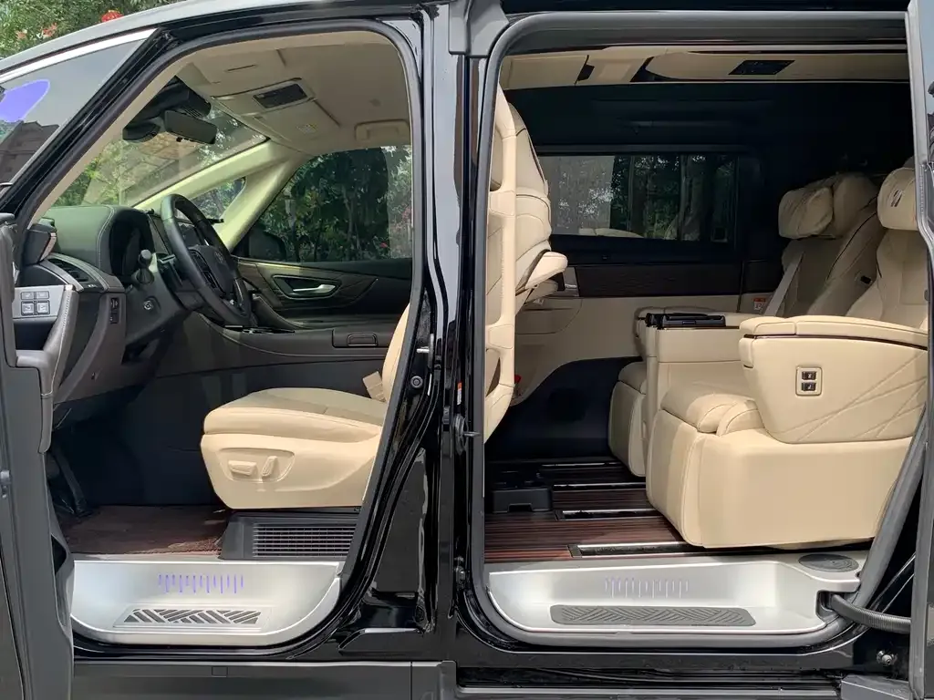 Toyota Alphard — фото 4
