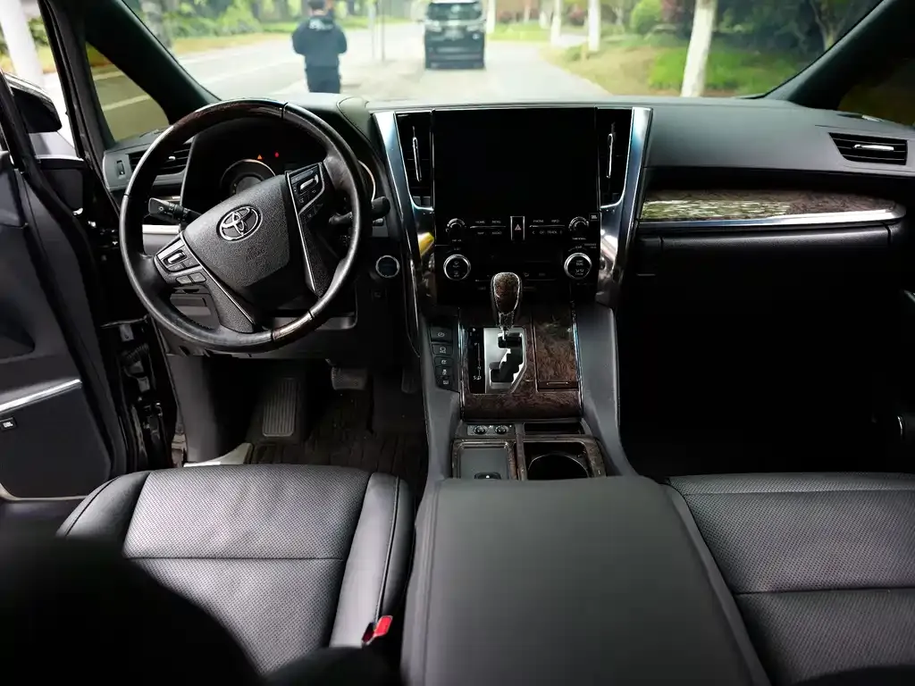 Toyota Vellfire 2023 из CN, фото 2