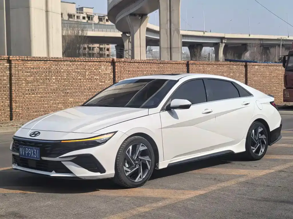 Hyundai Elantra — фото 1